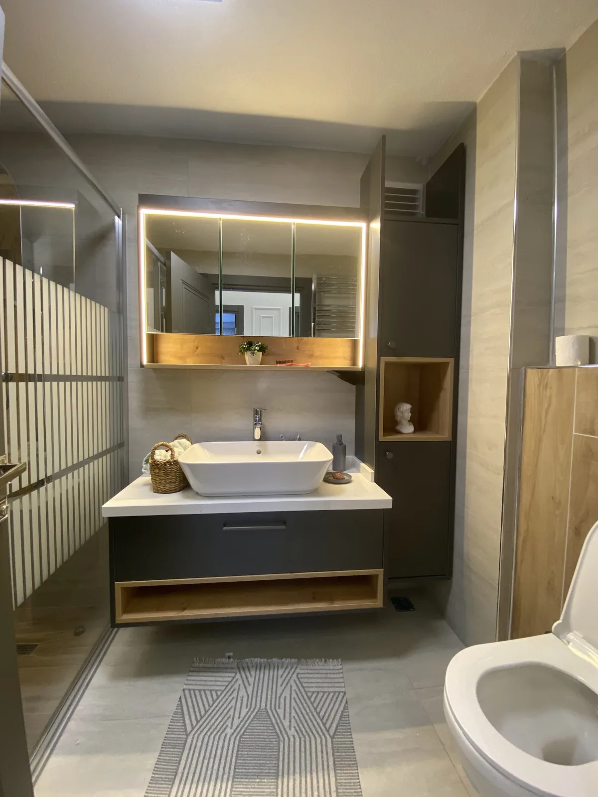 Banyo Lavabo Dolabı ve Işıklı Ayna