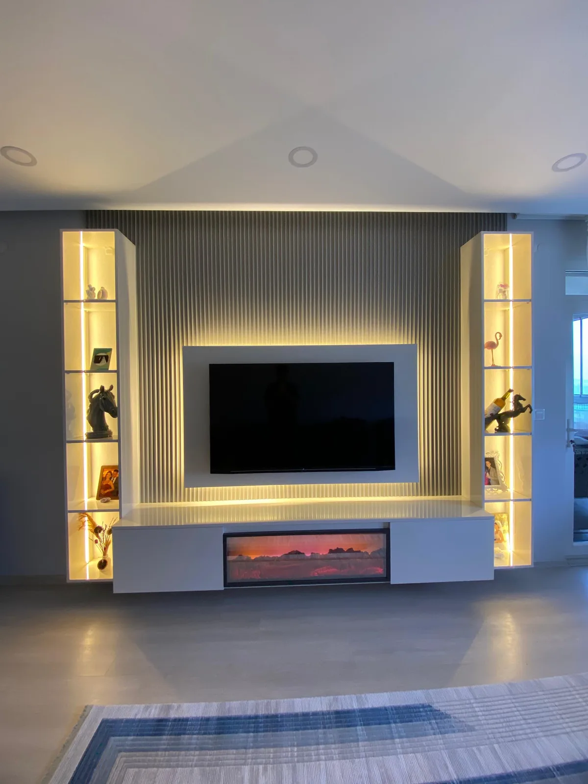 Işıklı Raflı TV Ünitesi